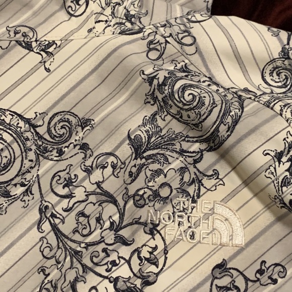 North Face Womens Hyvent waterproof lightweight jacket - Picture 8 of 12